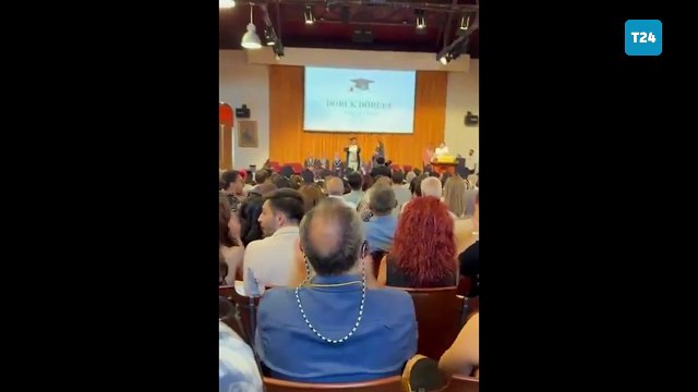 Boğaziçi Üniversitesi mezuniyetinde bir öğrenci diplomasını yırttı: Ben diplomamı atanmış kayyımdan değil, üniversitenin seçilmiş rektöründen alırım