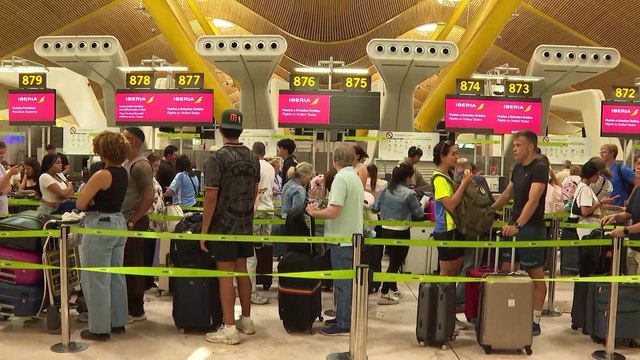 La normalidad vuelve a la T4 de Barajas, con avisos de las aerolíneas y pasajeros precavidos