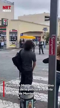 Un operativo sorpresa de la Policía de Monterrey sorprendió a peatones que transitaban por la calle Dr. Coss y Morelos, en pleno Barrio Antiguo. La movilización culminó con la det3nción de un joven, quien fue sometido por los oficiales frente a decenas de