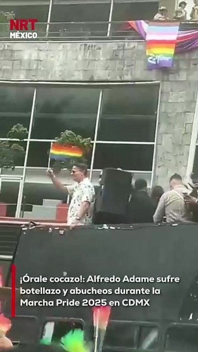 Durante la Marcha del Orgullo LGBT+ 2025 en Ciudad de México, Alfredo Adame fue abucheado por asistentes mientras desfilaba, hasta que un participante le lanzó una botella que impactó su cabeza.