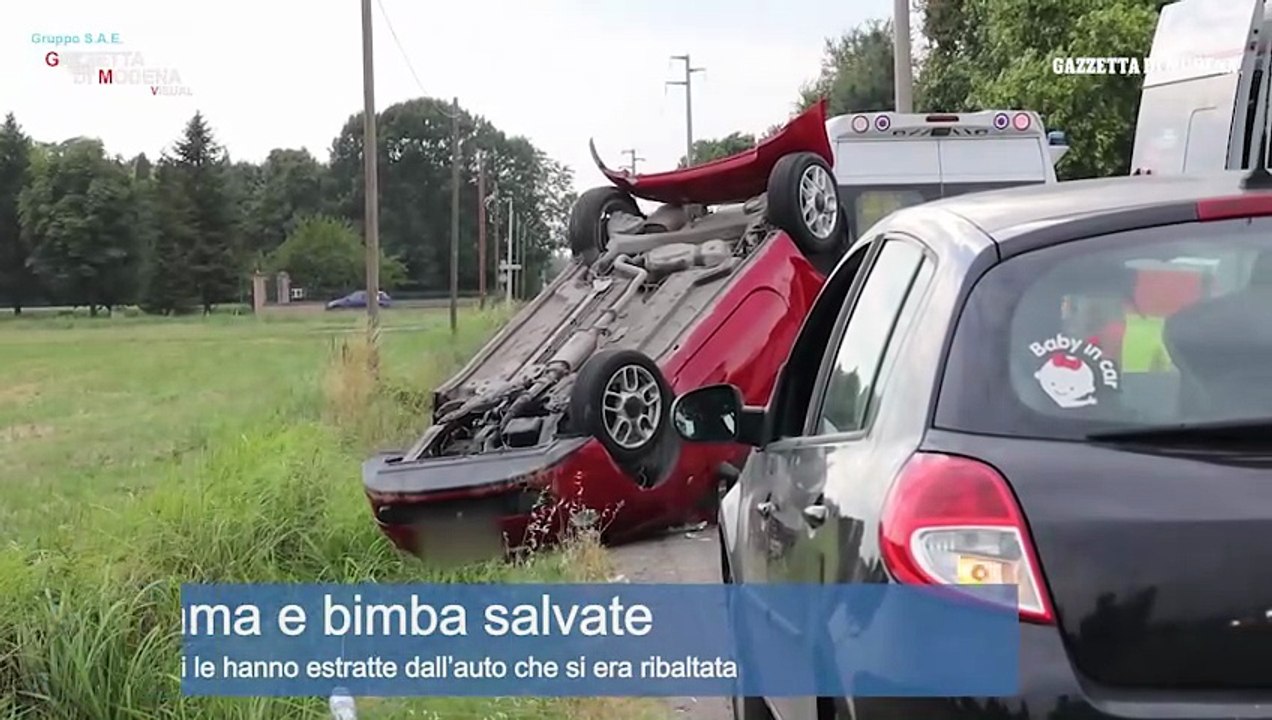Pauroso incidente a Modena: auto con mamma e figlia piccola a bordo si ribalta