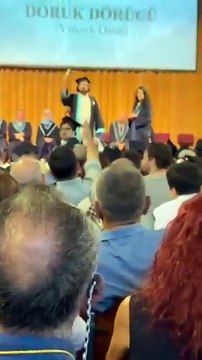 Mezuniyet törenine damga vuran protesto! İmamoğlu'na yapılanları hatırlattı, diplomasını yırttı