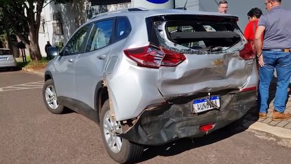 Tracker é atingida em cheio na traseira por caminhão de concreto na Tancredo Neves