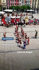 Gigantillos y Gigantones arrastran cada mañana a un pelotón de niños y familiares a su pasacalles en Burgos