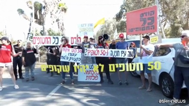 Proteste in attesa di Netanyahu fuori dal kibbutz Nir Oz