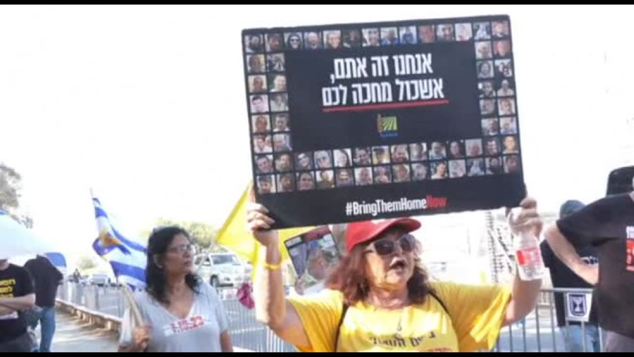 Proteste in attesa di Netanyahu fuori dal kibbutz Nir Oz