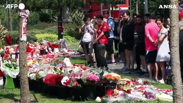 I tifosi del Liverpool depongono fiori allo stadio di Anfield per Diogo Jota