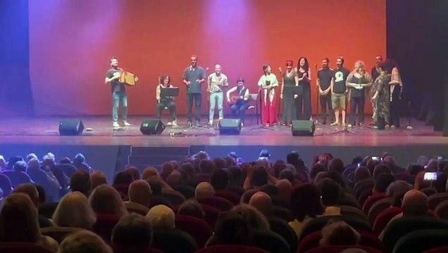 La muixaranga del carraixet, tots els musics i cantants encapçalats per pep gimeno butifarra i crits de mazon dimissió