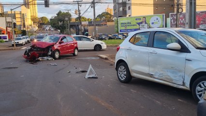 Três veículos colidem na Rua São Paulo em Cascavel