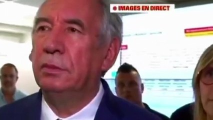 François Bayrou se fait souffler les réponses à ses interviews en direct