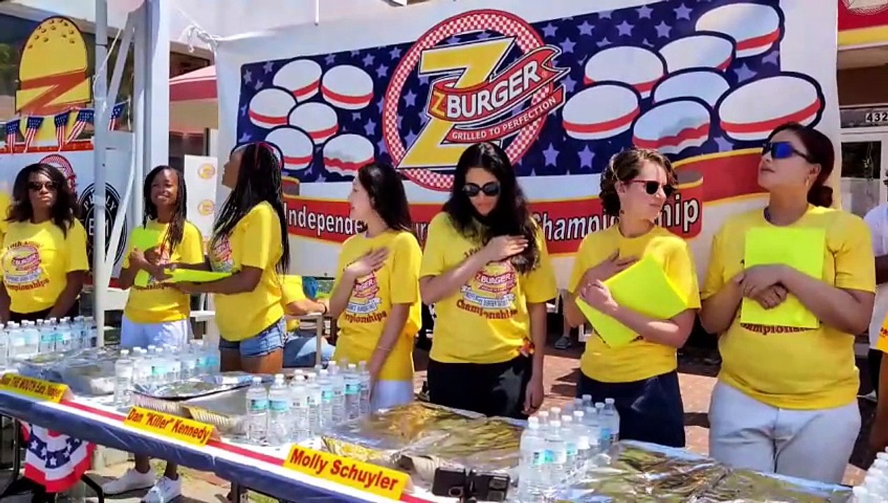 Estadounidense bate récord al comer 40 hamburguesas en 10 minutos por Día de Independencia