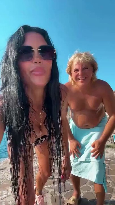 Cristian Castro se hace viral al bailar con toalla