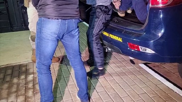 Após denúncia de assalto, PRF detém dupla e apreende pistola na BR-277