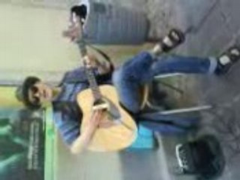 Charmant chanteur guitariste Anglais, do