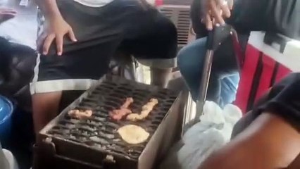 Graban a hondureños preparando carne asada a bordo de un bus en Tela
