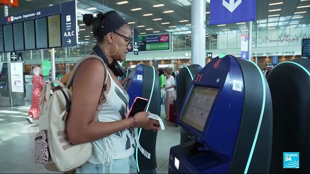 Huelga de controladores aéreos en Francia paraliza más de 1.500 vuelos