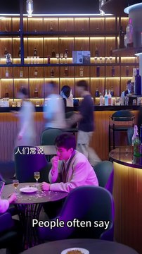 To be with his true love — his so-called “white moonlight” — he went so far as to hire a male model to seduce her into cheating. But she saw through everything and silently played along with the model, turning the trap back on him. In public, she exposed