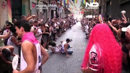 Schauen: Läufer rennen in hohen Absätzen beim Madrid Pride Event