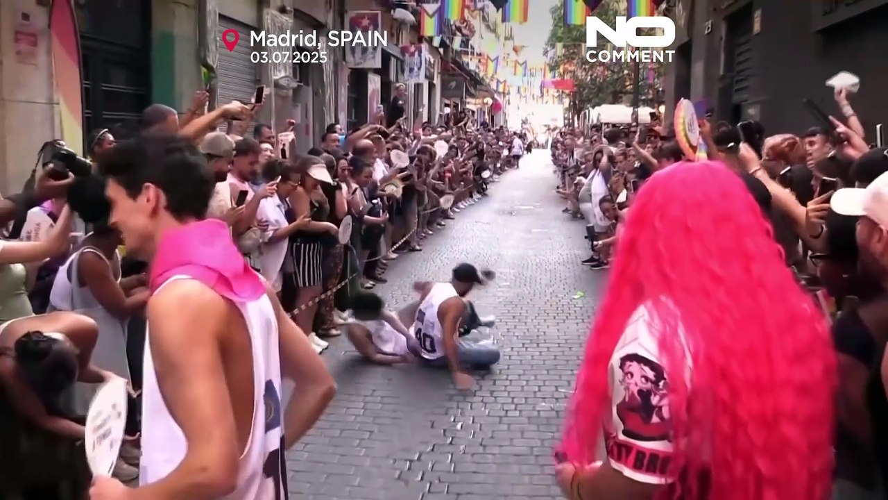 Schauen: Läufer rennen in hohen Absätzen beim Madrid Pride Event