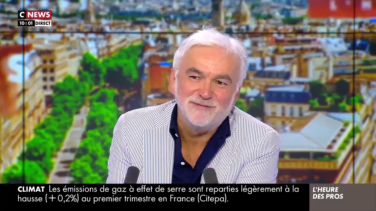 Visite surprise ce matin en plateau sur CNews de Sonia Mabrouk venue avec sa fille Soraya souhaiter de bonnes vacances aux équipes de la chaîne - VIDEO