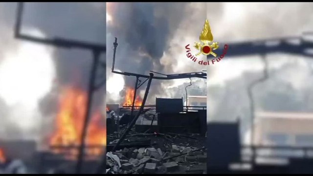 Esplosione a Roma, vigili del fuoco al lavoro per spegnere le fiamme