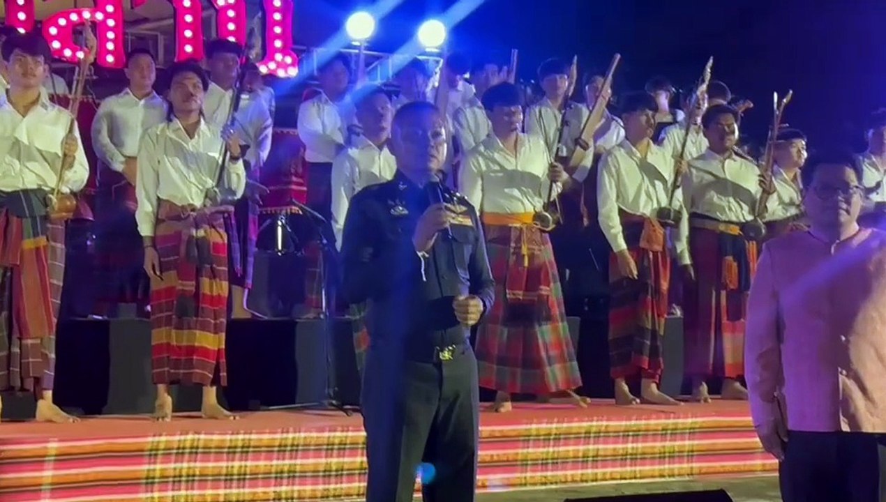 "แม่ทัพภาคที่ 2" โชว์ลูกคอร้องเพลง "มนต์แคน" สุดเพราะ สมฉายาแม่ทัพมนต์แคน