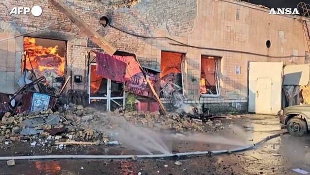 Missili e droni sull'Ucraina, soccorritori al lavoro a Kiev