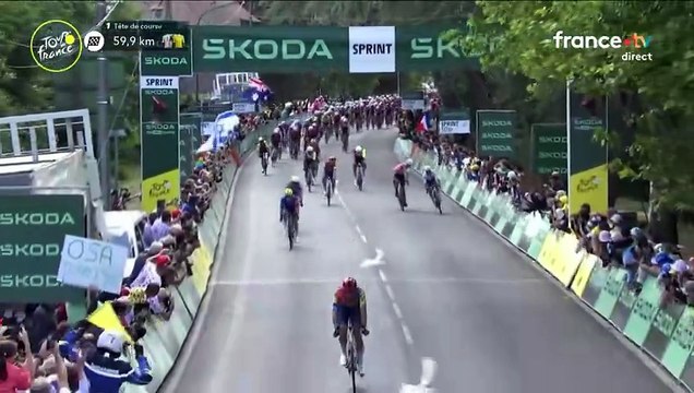 Tour de France : Découvrez les images de la terrible chute de Jasper Philipsen lors du sprint intermédiaire de la 3e étape, contraint à abandonner la course