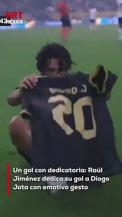 Tras anotar su gol en el partido ante Estados Unidos, Raúl Jiménez rindió homenaje a Diogo Jota al mostrar una camiseta de la Selección con su nombre. El delantero mexicano dedicó su anotación al futbolista portugués, con quien compartió vestidor en el Wo