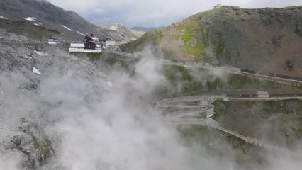 Il drone in volo sul Passo dello Stelvio: il valico più alto d'Italia compie 200 anni
