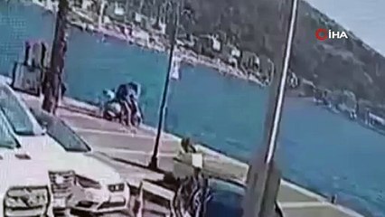 Çeşme sahilinde bir kişi motosikletiyle denize uçtu! Akılalmaz kaza saniye saniye kamerada