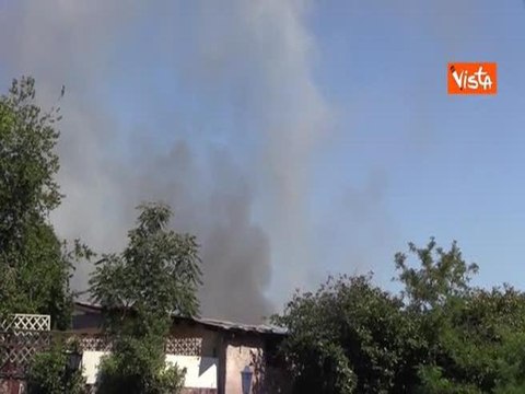 Esplode un distributore a Roma in Via dei Gordiani, fumo, fiamme e finestre rotte