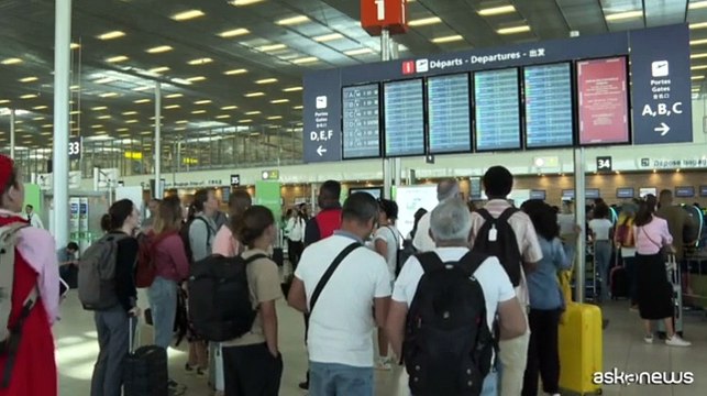 Francia, ancora caos negli aeroporti: migliaia di voli cancellati