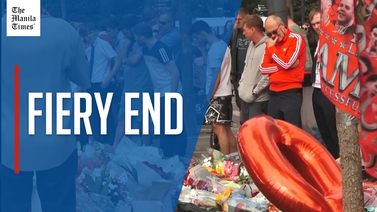 Tributes mount as more fans visit Liverpool sta...