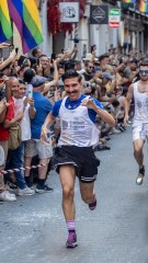 La competición de la carrera de tacones del Orgullo en Madrid