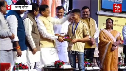 मोहन यादव ने लड़कों को दी नसीहत, लड़कियों की तारीफ, लैपटॉप मिलते ही स्टूडेंट गदगद