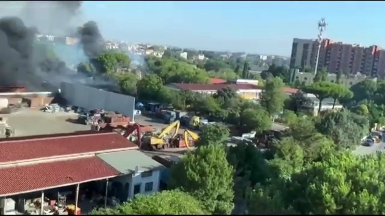 Rome: moment of the gigantic explosion of the fuel distributor filmed by camera - #Roma #esplosione
