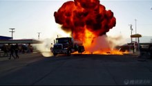 لحظة الانفجار المدمر! 💥🚛🔥 محطة وقود تتحول إلى جحيم
