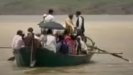 बांदा में जुगाड़ू नाव से स्कूल जाने को मजबूर बच्चे