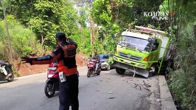 Truk Bermuatan Batu Terperosok di Tangsel, Lalu Lintas Sempat Tersendat