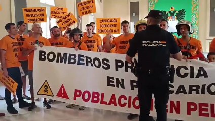 Bomberos del Consorcio irrumpen en el pleno de la Diputación
