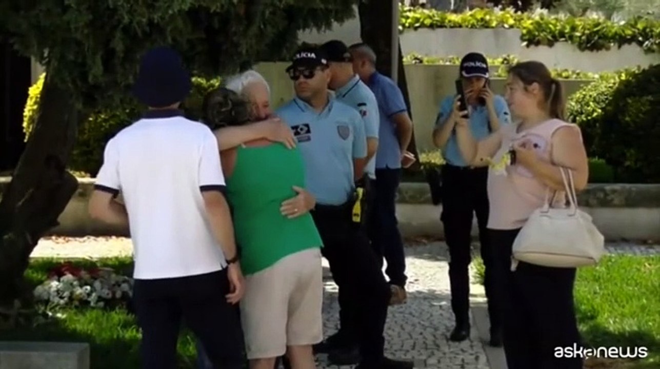 L'omaggio alla camera ardente di Diogo Jota e del fratello Andre