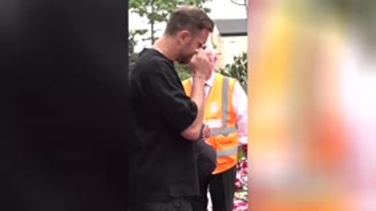 Henderson fights back tears as he pays tribute to Diogo Jota - video ...