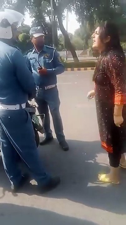 Traffic Police or ladki m garma garmi Traffic Police in full action Traffic Police Lahore Pakistan
