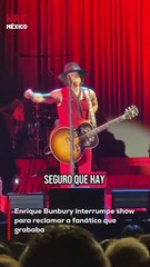 Durante su presentación en Ecuador, Enrique Bunbury interrumpió el concierto para reclamar a un asistente que grababa con su celular en primera fila. La reacción del cantante quedó registrada en video y rápidamente se viralizó en redes sociales, generando