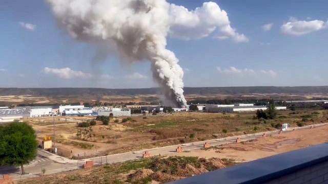 Alerta en Azuqueca por un incendio industrial tras varias explosiones en una planta de baterías de litio