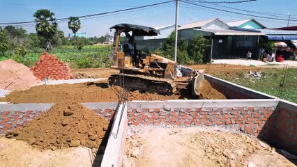 A small project looks interesting. By Bulldozer MITSUBISHI Pushing Soil Filling House's Foundation