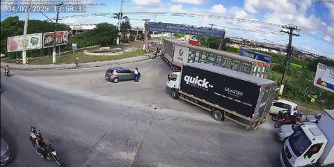 Carga de suco cai de carreta no Distrito Industrial e populares saquearam produtos
