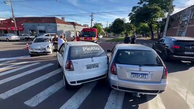 Condutoras são socorridas após colisão entre 3 carros na av. Pirapó com a Arapongas