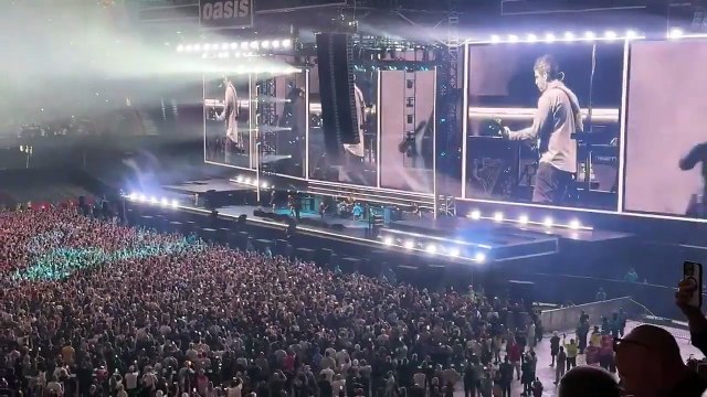 Tras 15 años separados, Noel y Liam Gallagher regresan a tocar juntos para Oasis.